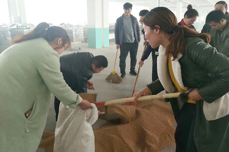 客户试机多功能炒货机.jpg